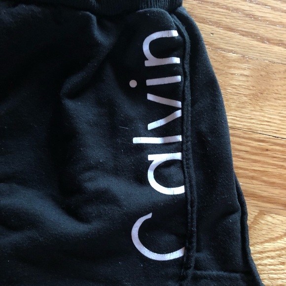 Calvin Klein gym/sleep shorts with draw string - Picture 2 of 2